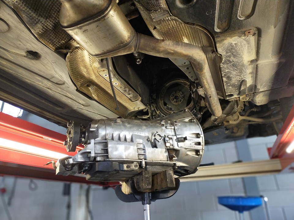 Automatische versnellingsbak op een krik onder een auto op de brug
